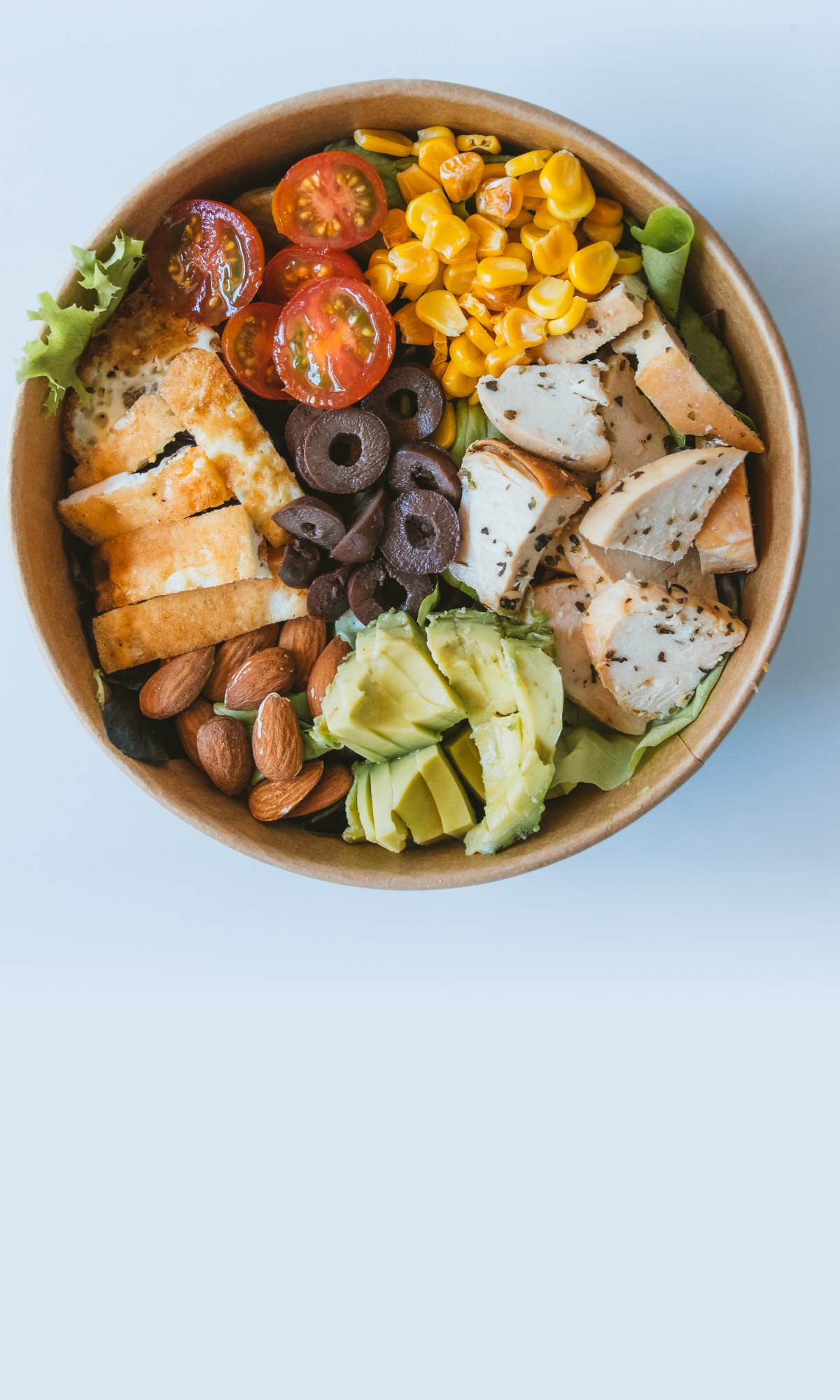 Bowl California de Saladbowl: pollo, halloumi, palta, choclo y aceitunas
